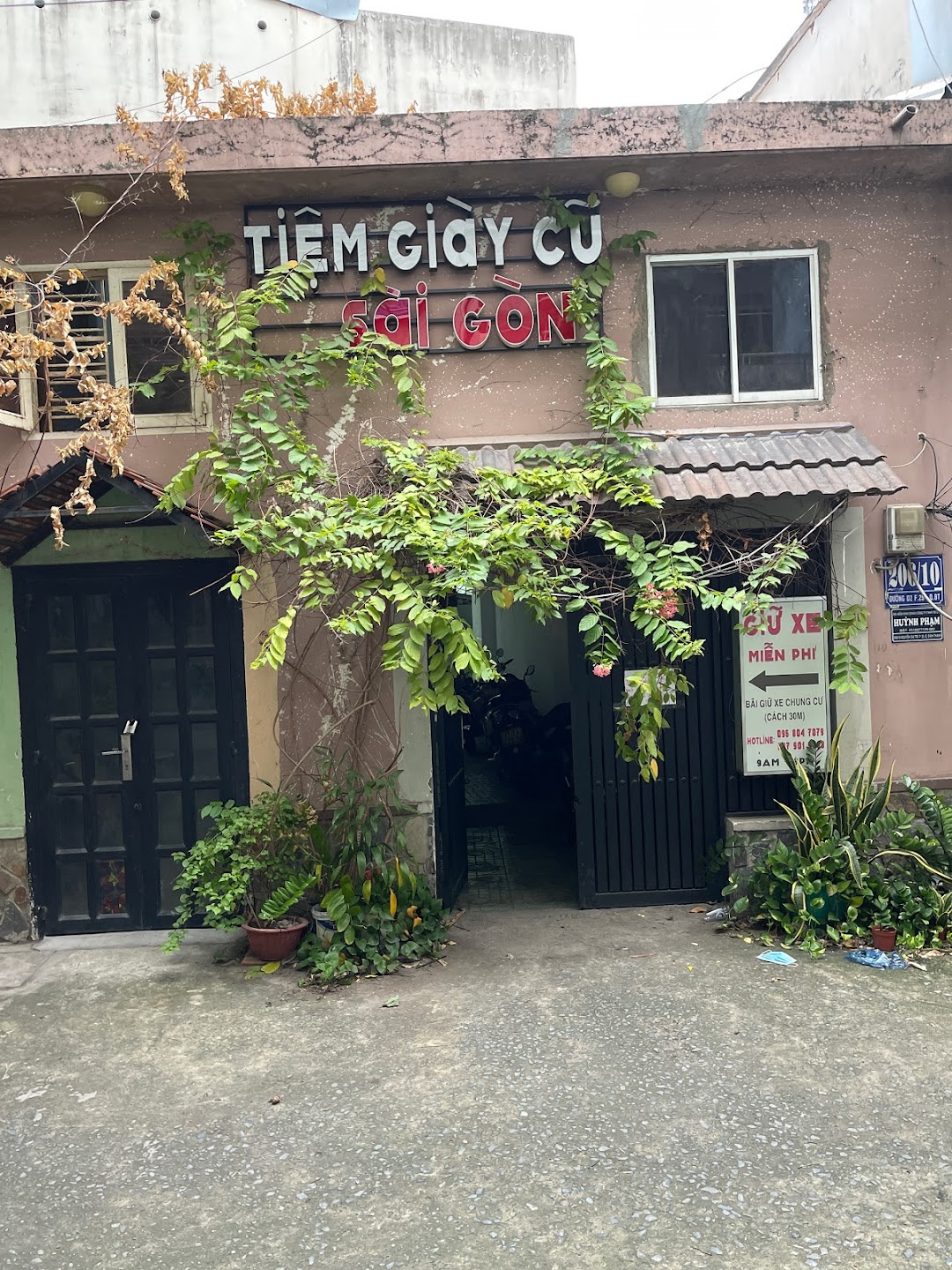 Tiệm Giày Cũ Sài Gòn