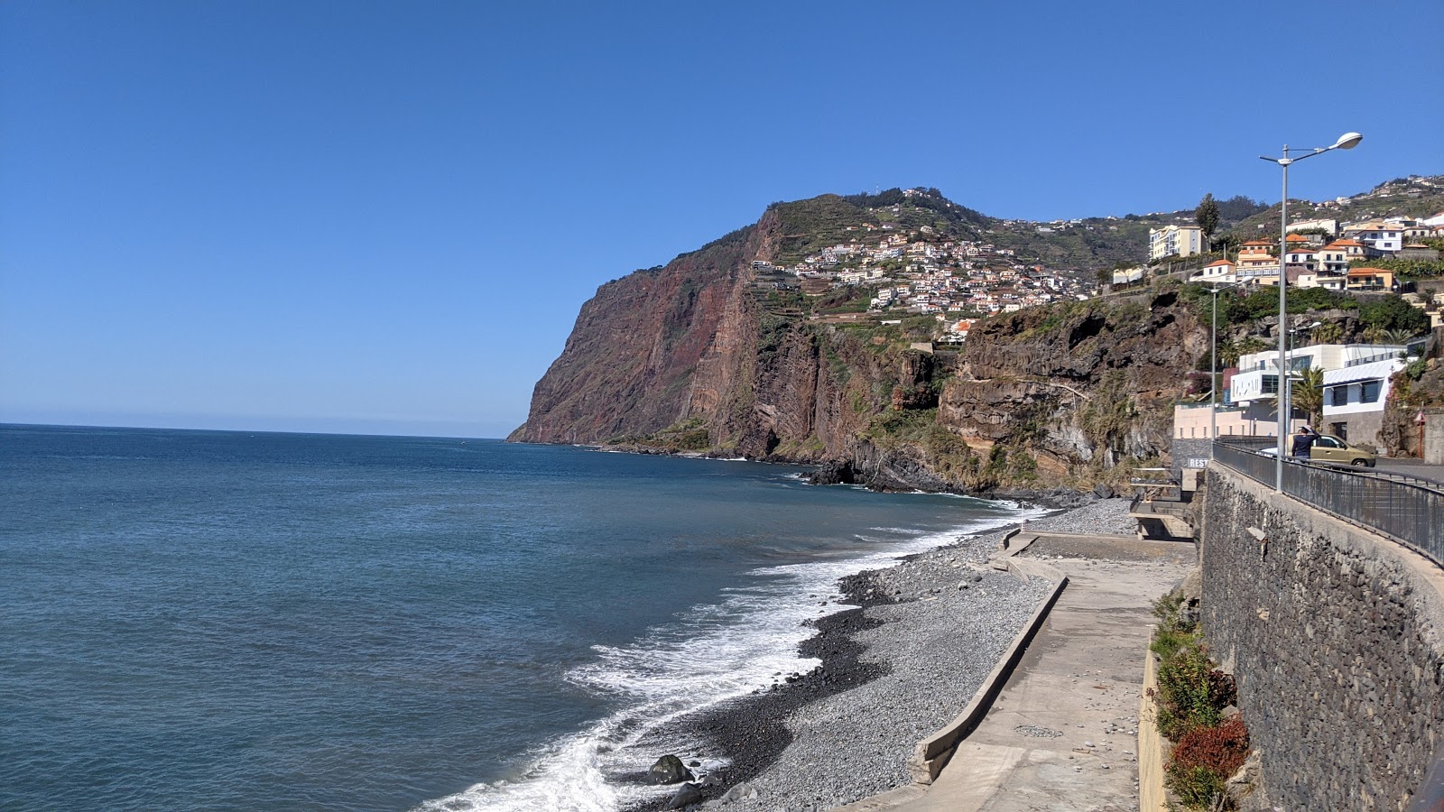 Praia de Vigario'in fotoğrafı uçurumlarla desteklenmiş