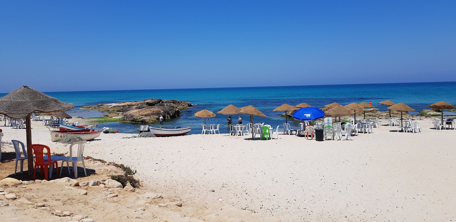 Foto di Sounine Beach con una superficie del sabbia beige fine