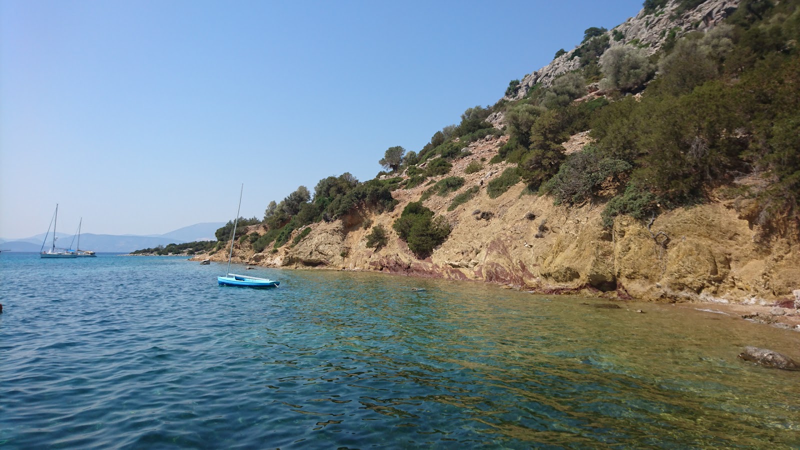 Fotografie cu Dokos Ag.Nikolaos cu o suprafață de apă verde deschis