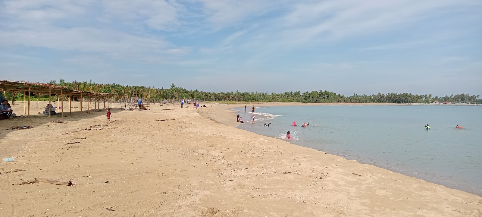 Fotografija Nusuk Beach z svetel pesek površino