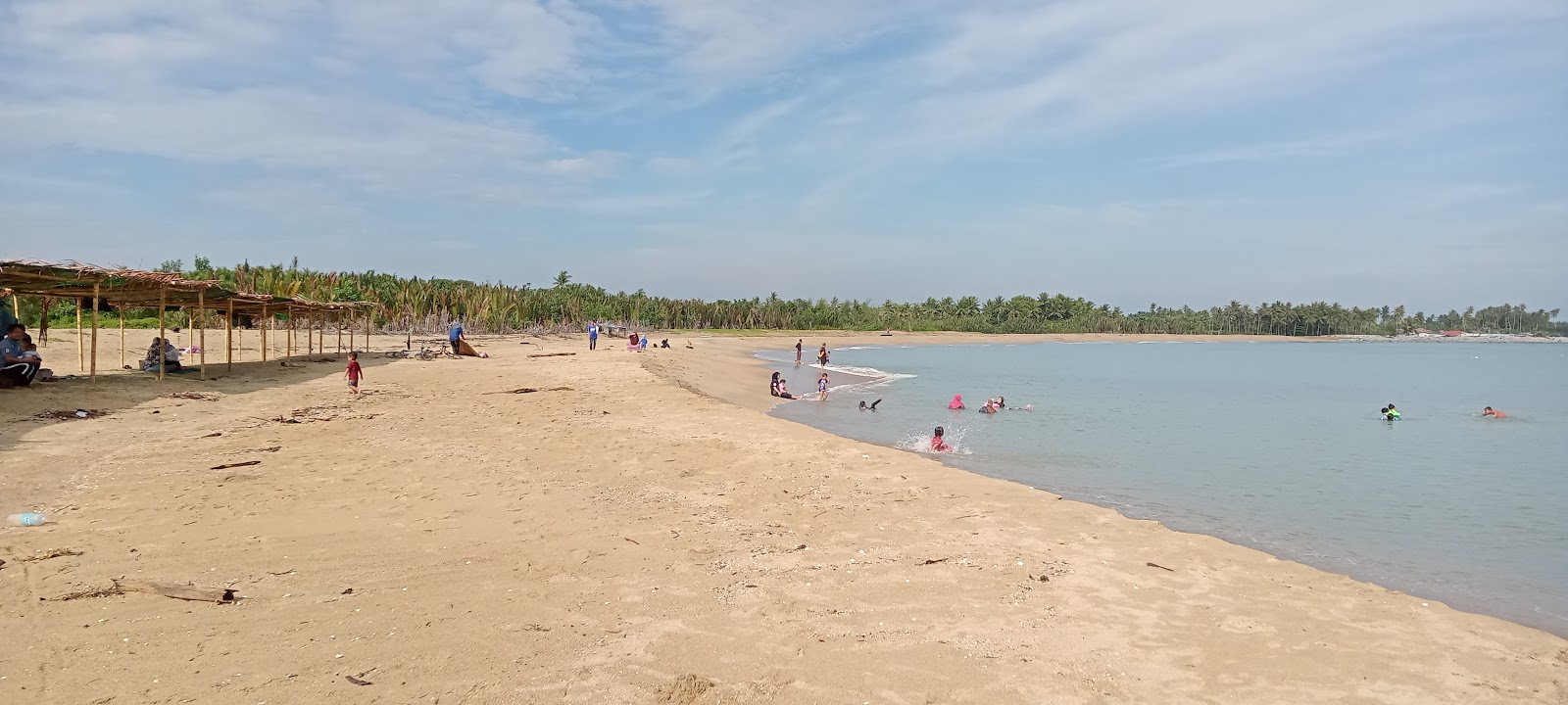 Foto di Nusuk Beach con una superficie del sabbia luminosa