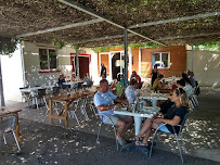 Atmosphère du Restaurant La Guinguette Du Pont De Broussant à Bellegarde - n°1