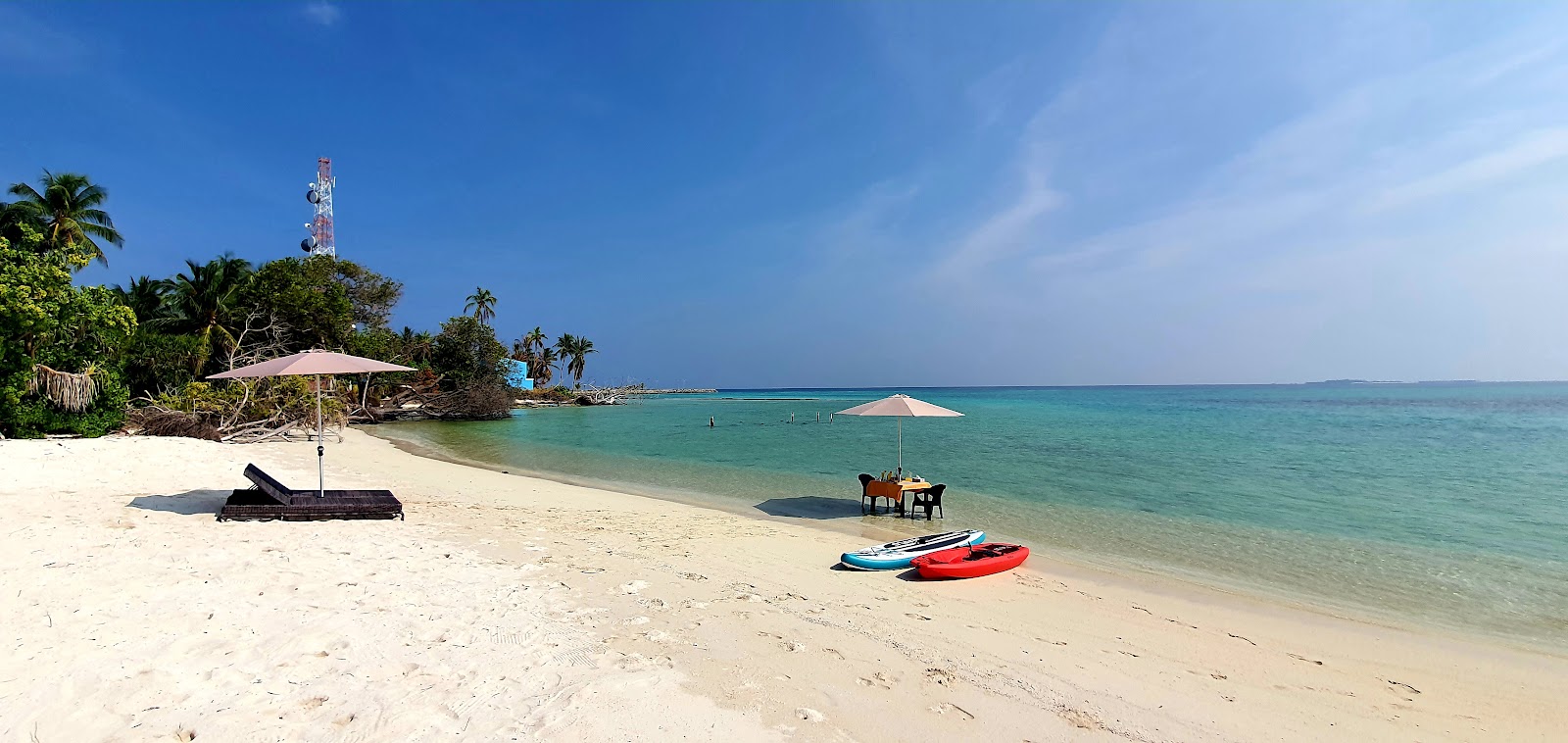 Photo of Himandhoo Beach with white sand surface