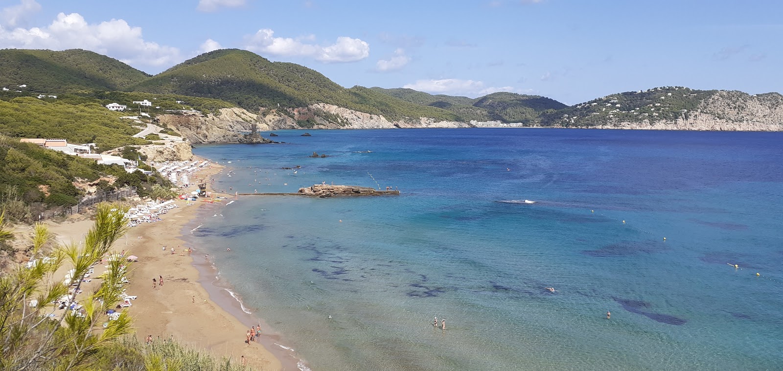 Fotografija Platja des Figueral z turkizna čista voda površino