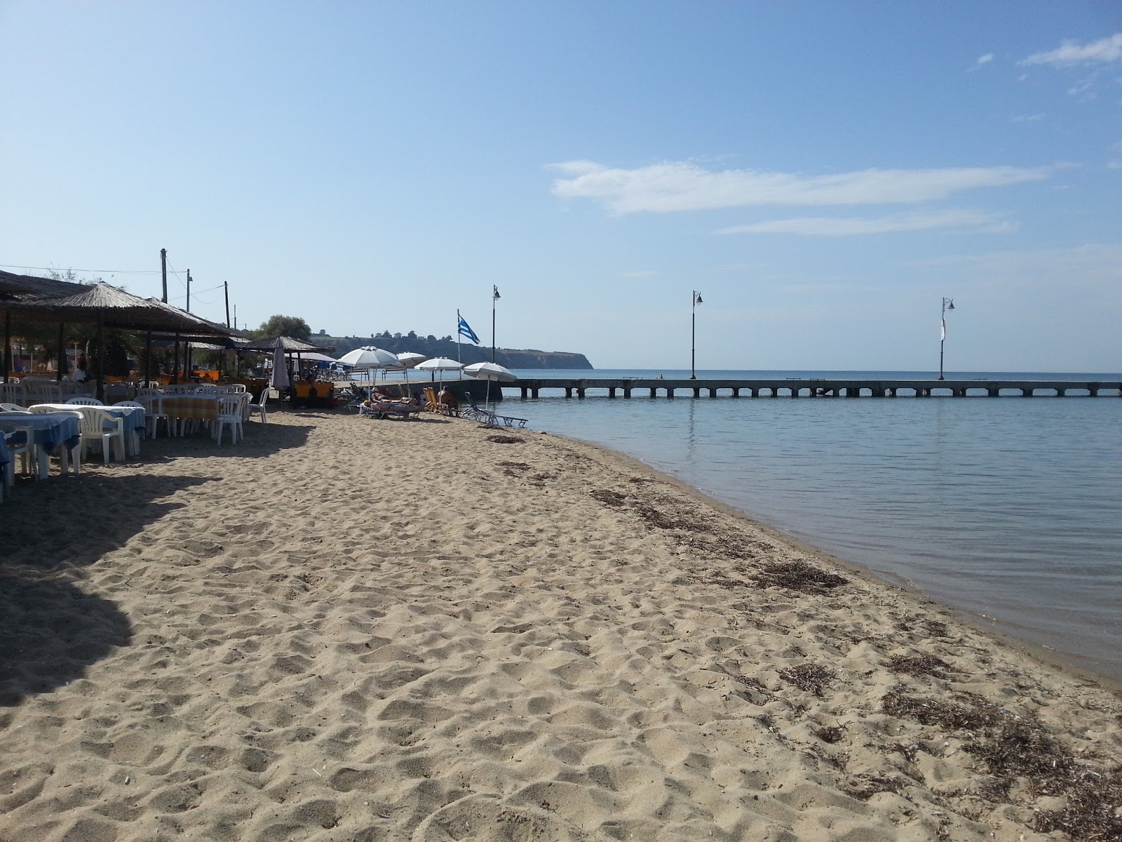 Foto van Agia Triada beach II met helder zand oppervlakte