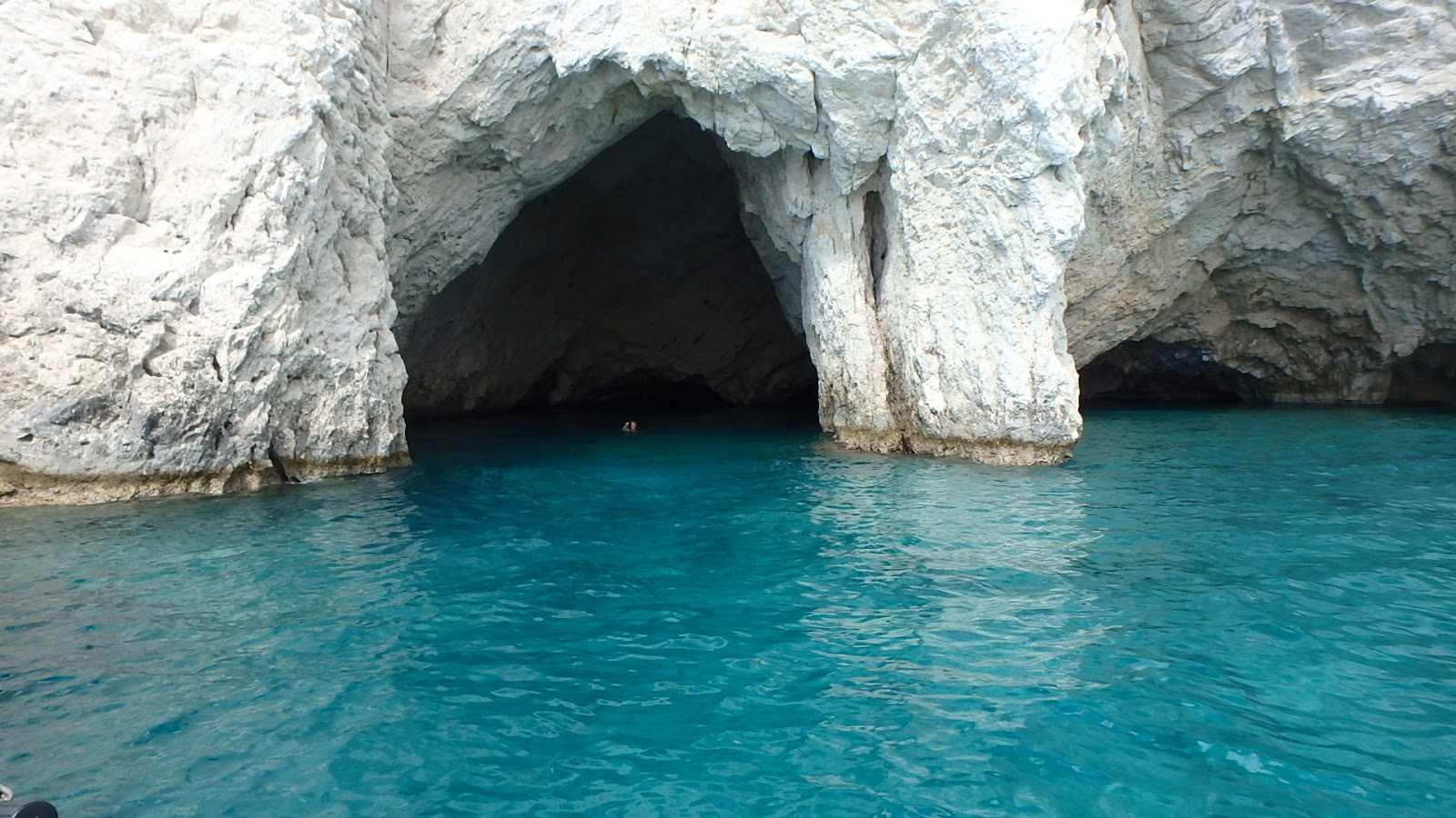 Photo de Marathonisi Caves protégé par des falaises