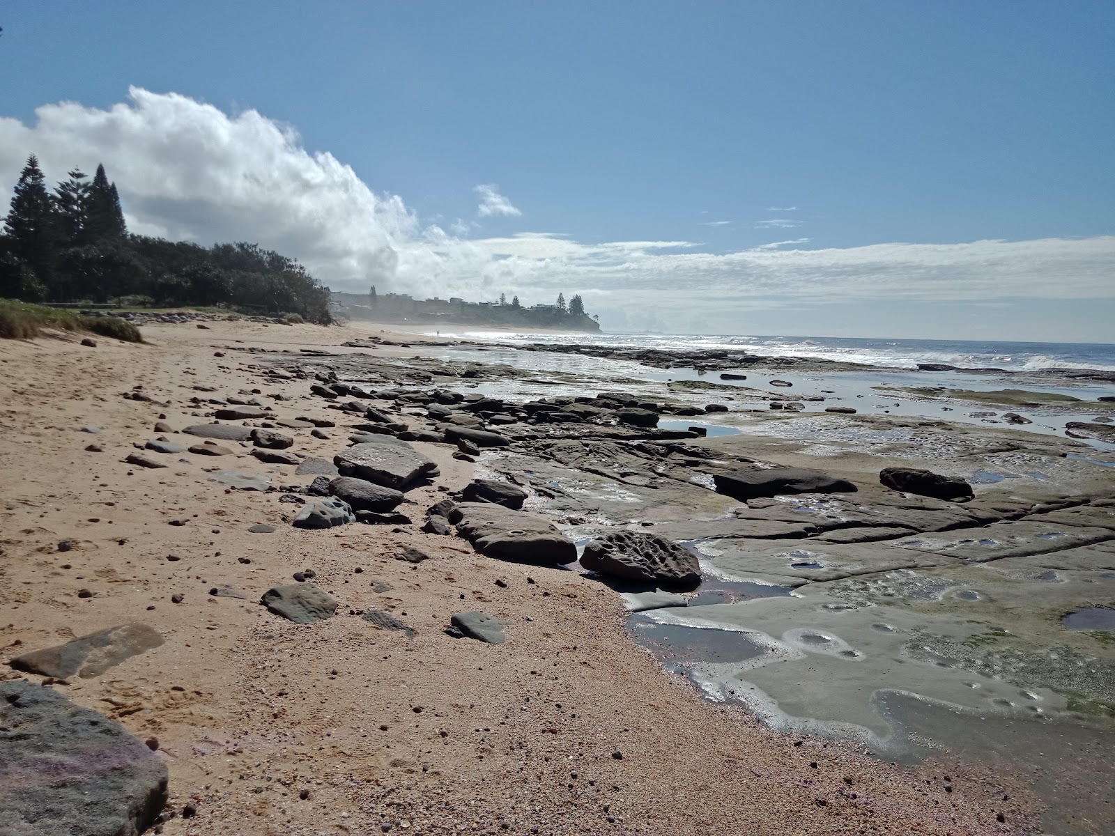 Foto av Shelly Beach med turkos rent vatten yta