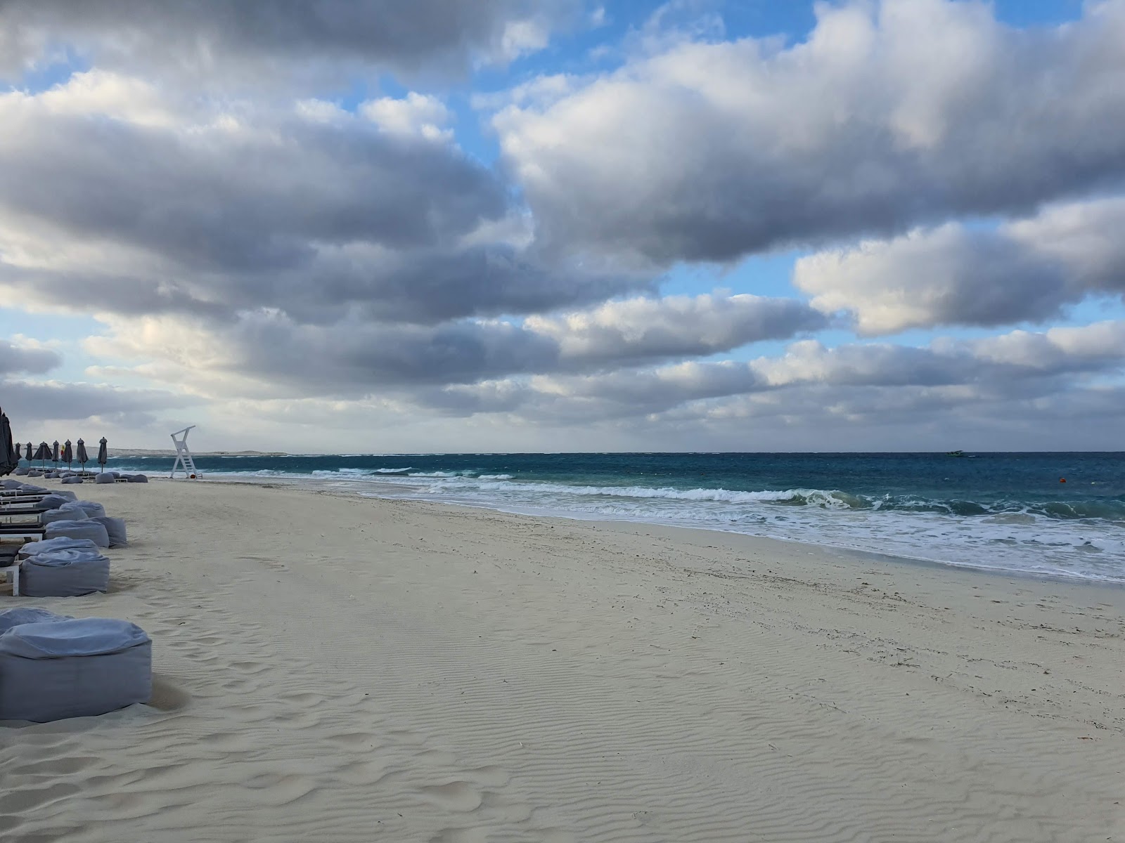 Safi Beach的照片 带有碧绿色纯水表面