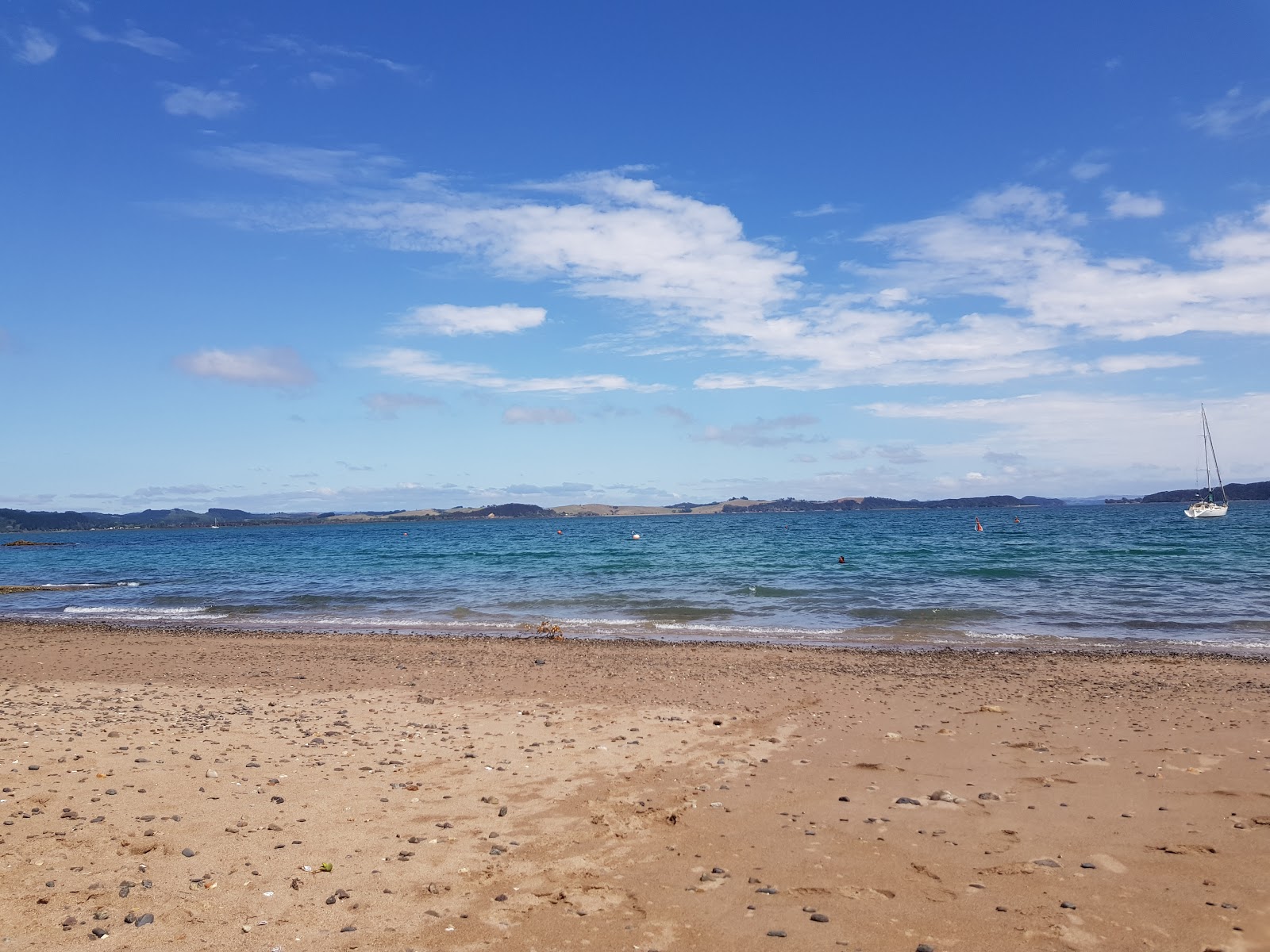 Photo de Tapeka Point Beach entouré de montagnes