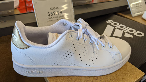 Shoe Store «DSW Designer Shoe Warehouse», reviews and photos, 2485 Richmond Ave, Staten Island, NY 10314, USA