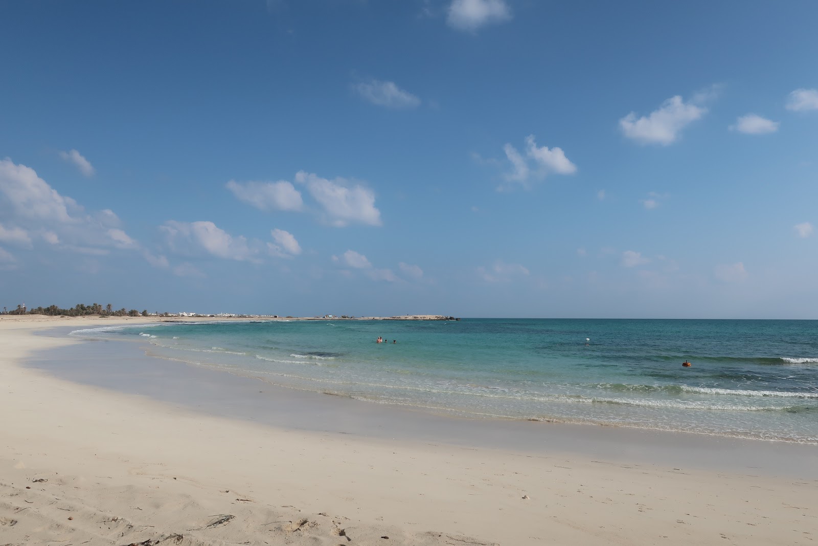 Foto von Lella Hadhria beach mit sehr sauber Sauberkeitsgrad