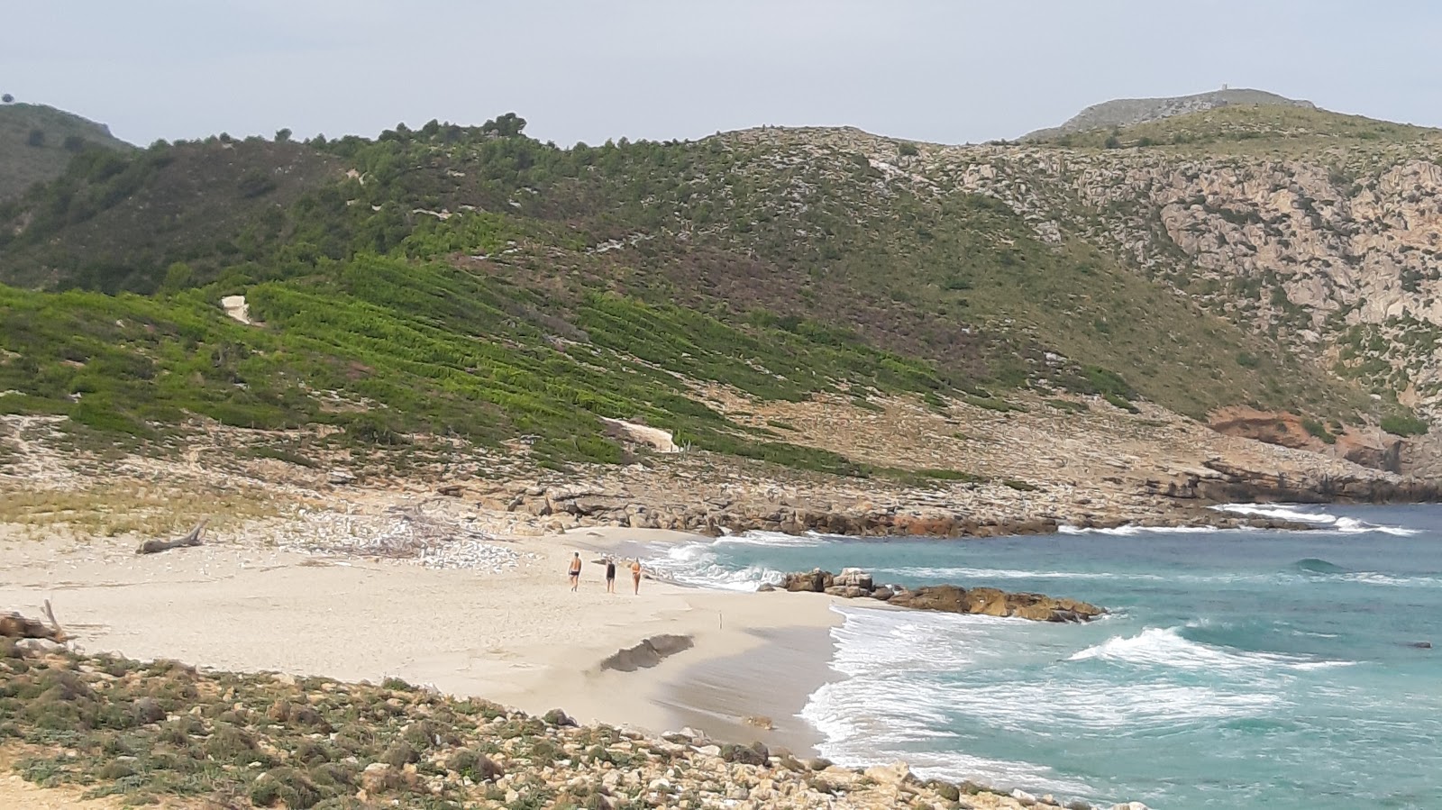 Foto di Playa S'Arenalet des Verger con una superficie del sabbia grigia