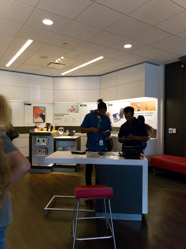 Cell Phone Store «Verizon», reviews and photos, 4965 S 76th St, Greenfield, WI 53220, USA