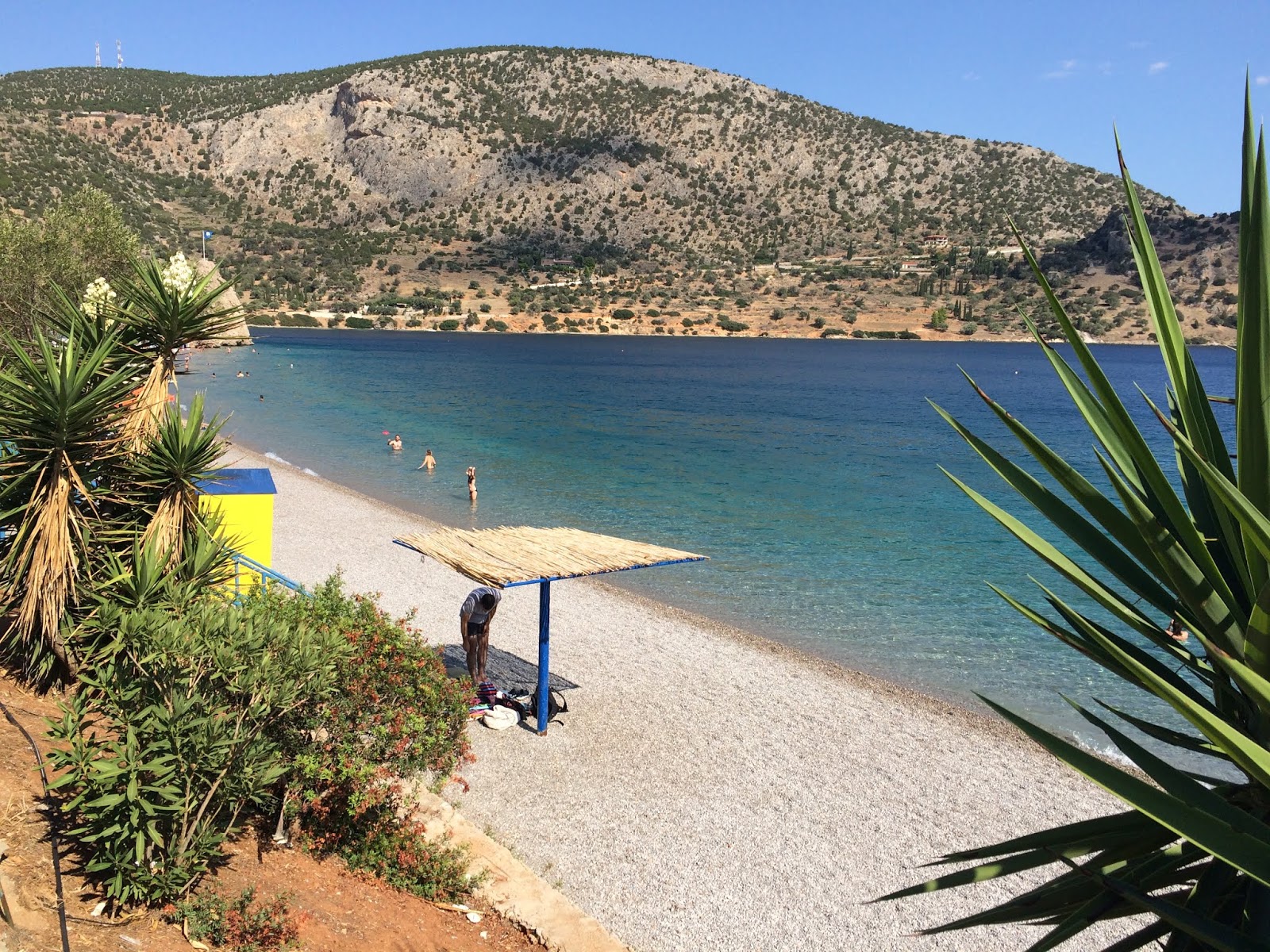 Foto de Agios Isidoros beach com alto nível de limpeza