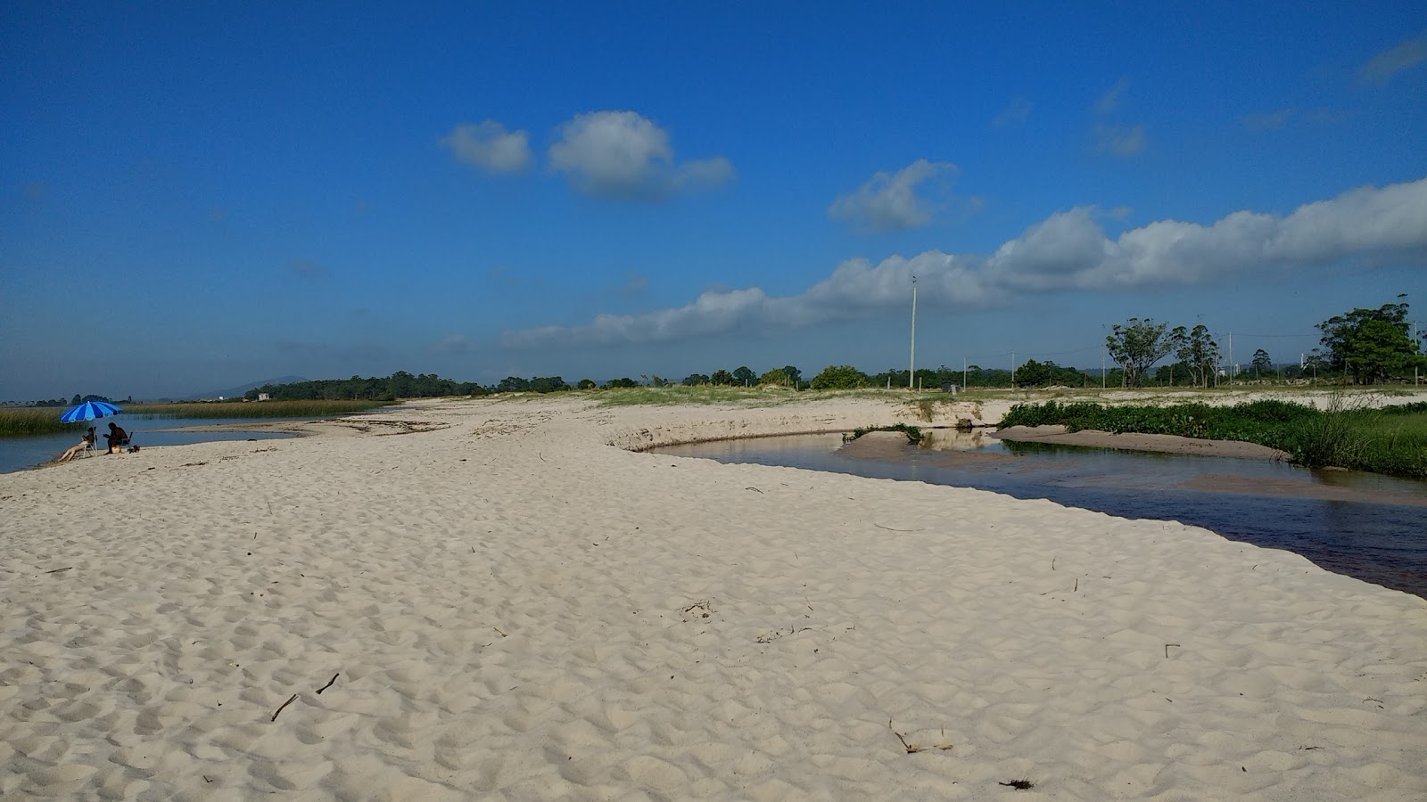 Foto de Varzinha Beach - lugar popular entre os apreciadores de relaxamento