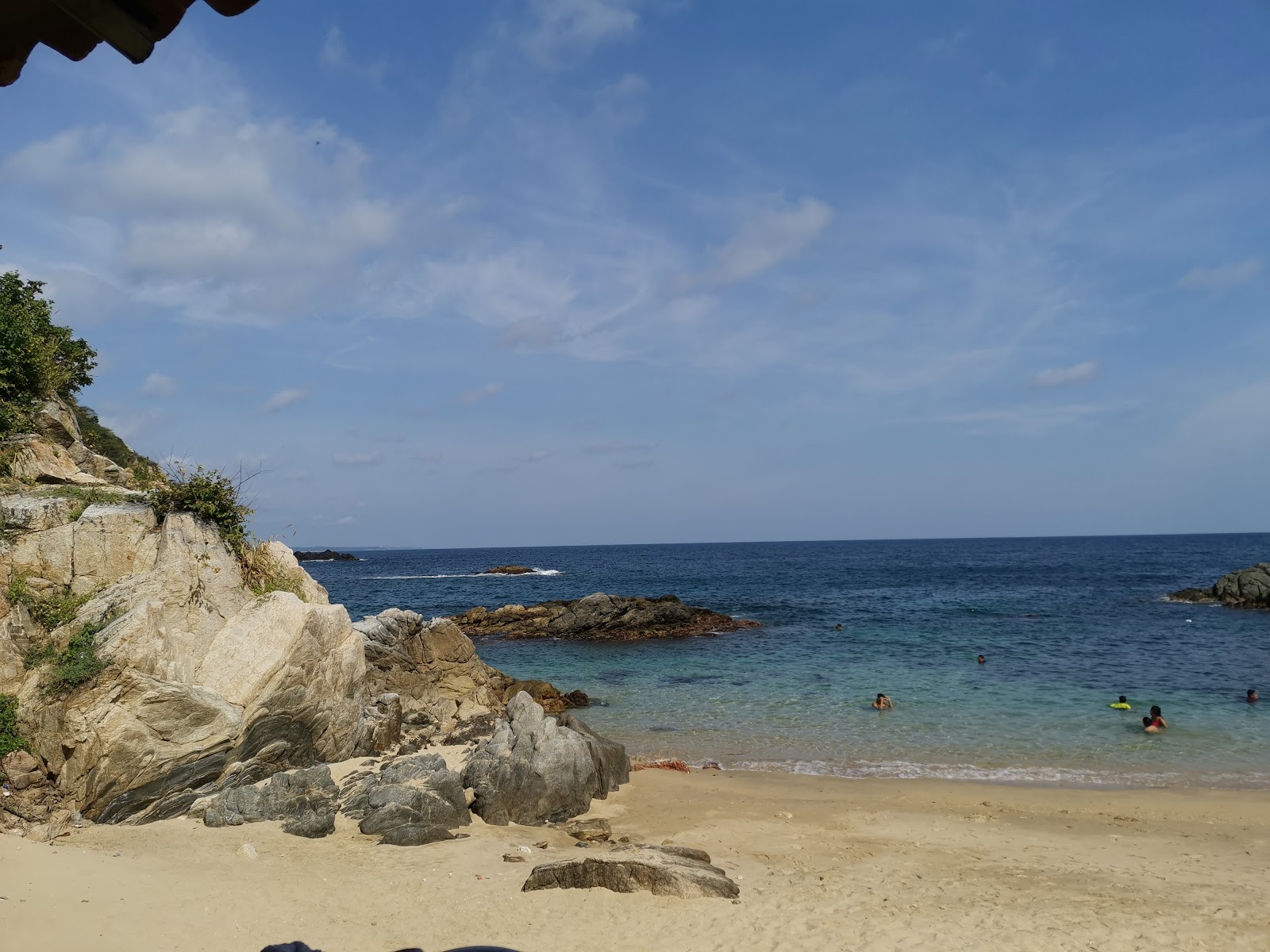 Photo de Playa Estacahuite protégé par des falaises