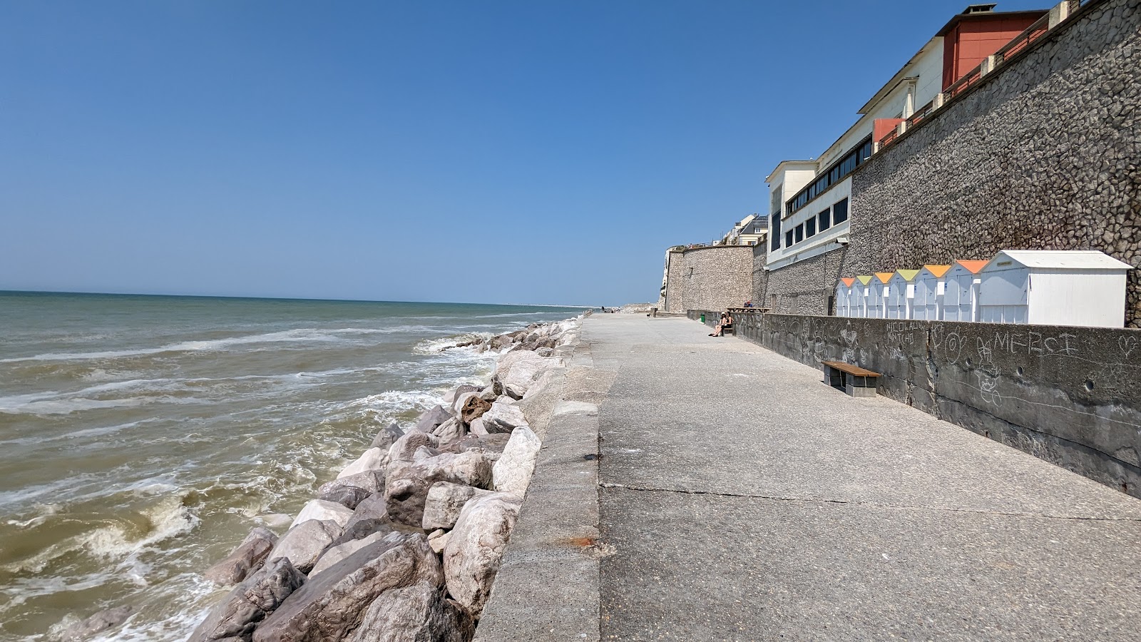 Photo of Ault Beach surrounded by mountains