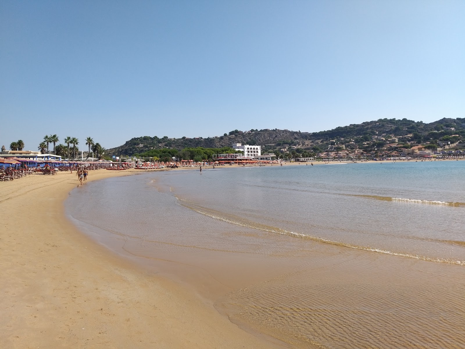 Zdjęcie Mandy beach z powierzchnią jasny, drobny piasek