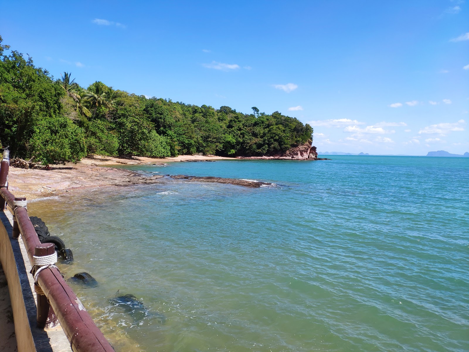 Foto van Pirate Beach met turquoise puur water oppervlakte