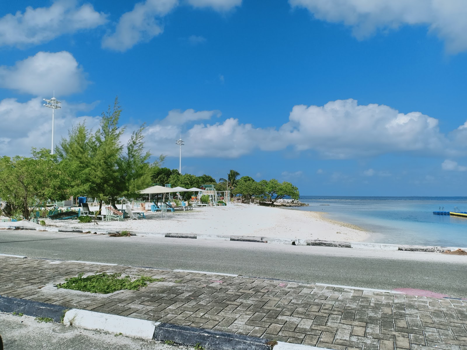 Foto di Feydhoo Rashikeda Athiri Beach con una superficie del sabbia bianca e ciottoli