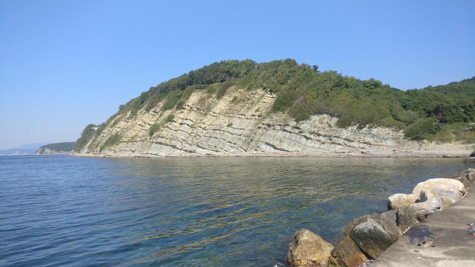 Foto di Aidar Village beach sorretto da scogliere