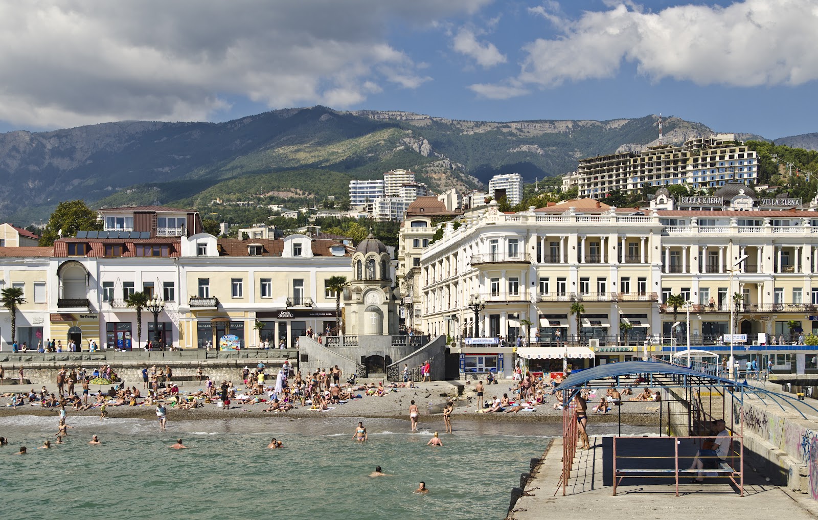 Foto av Yalta mini beach med grå fin sten yta