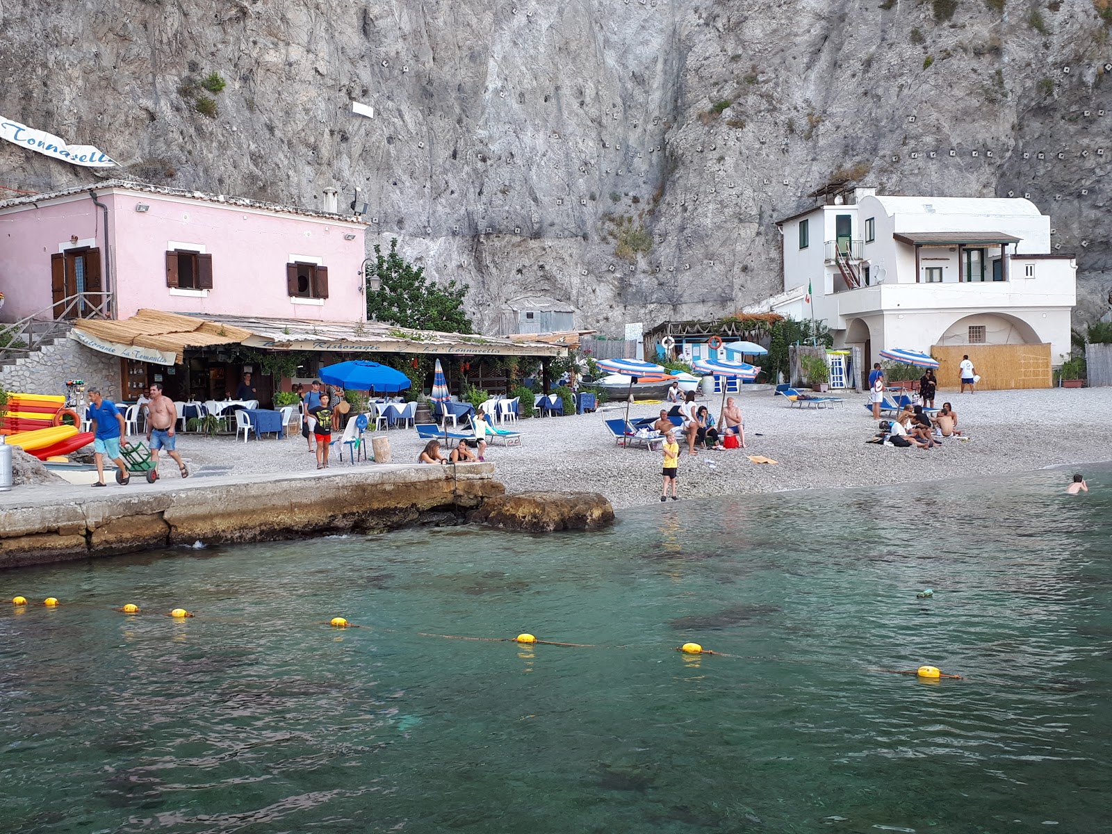 Foto af Spiaggia di via Smeraldo og dens smukke landskab