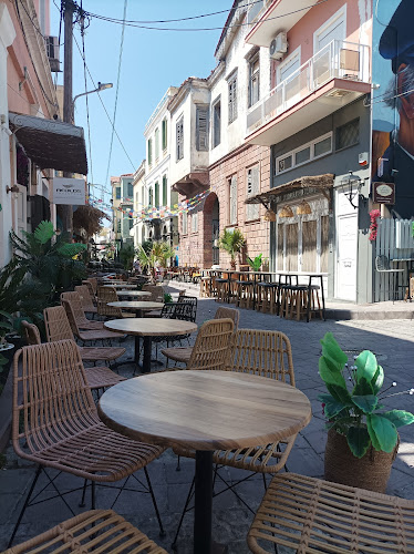 Κομνηνάκη 30, Μυτιλήνη 811 00