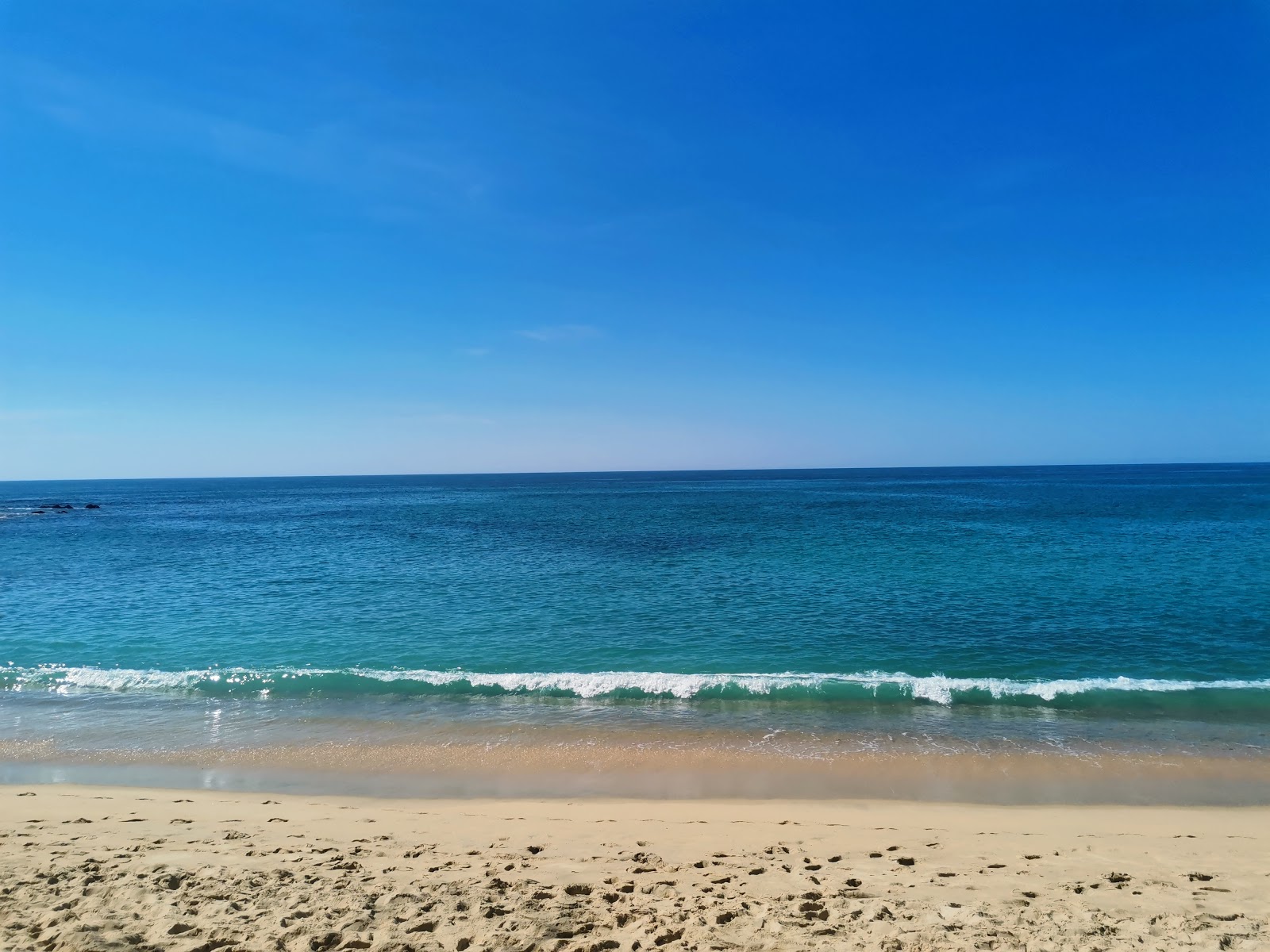 Foto de Playa de Coral con agua cristalina superficie