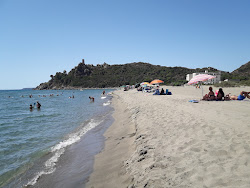 Spiaggia di Torre Salinas'in fotoğrafı uçurumlarla desteklenmiş