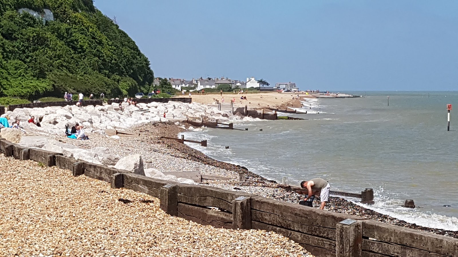 Foto von Kingsdown Strand von Klippen umgeben