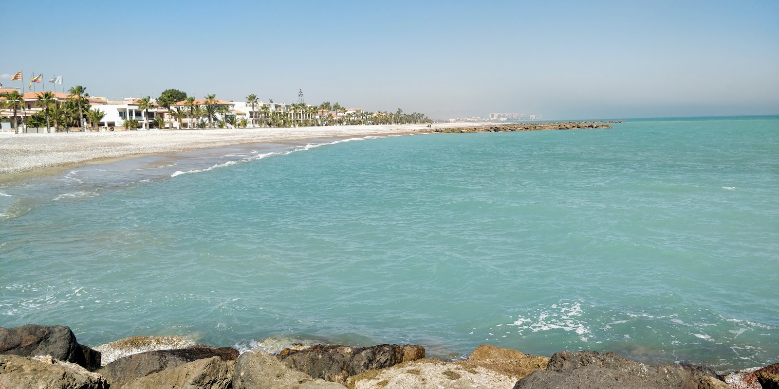Fotografija Plaža Moncofar z sivi fini kamenček površino
