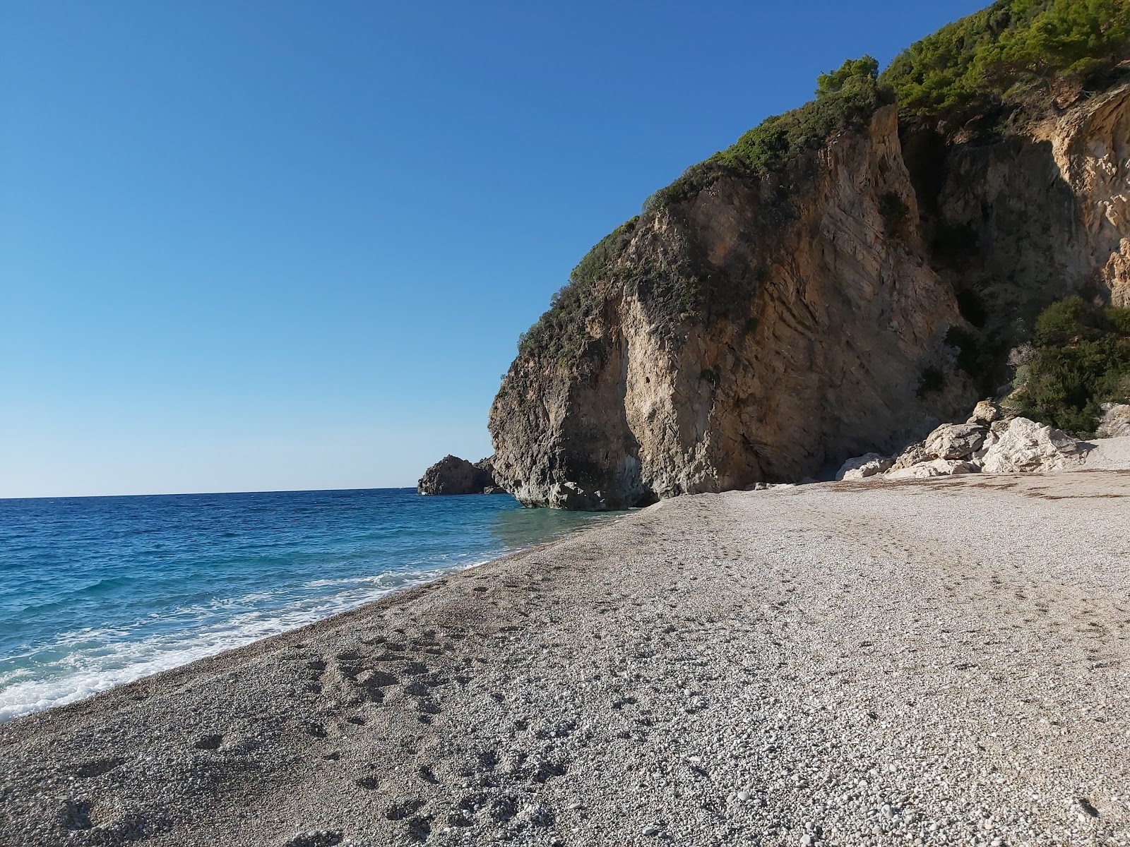 Fotografie cu Stelari beach înconjurat de munți