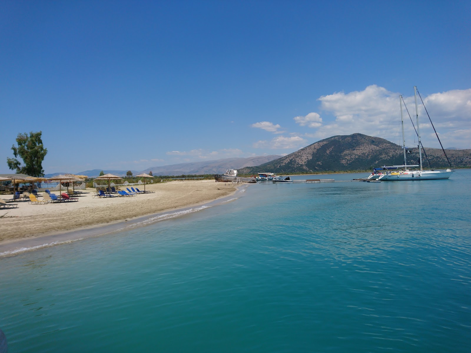 Foto de Bouka Beach con agua azul-verde superficie