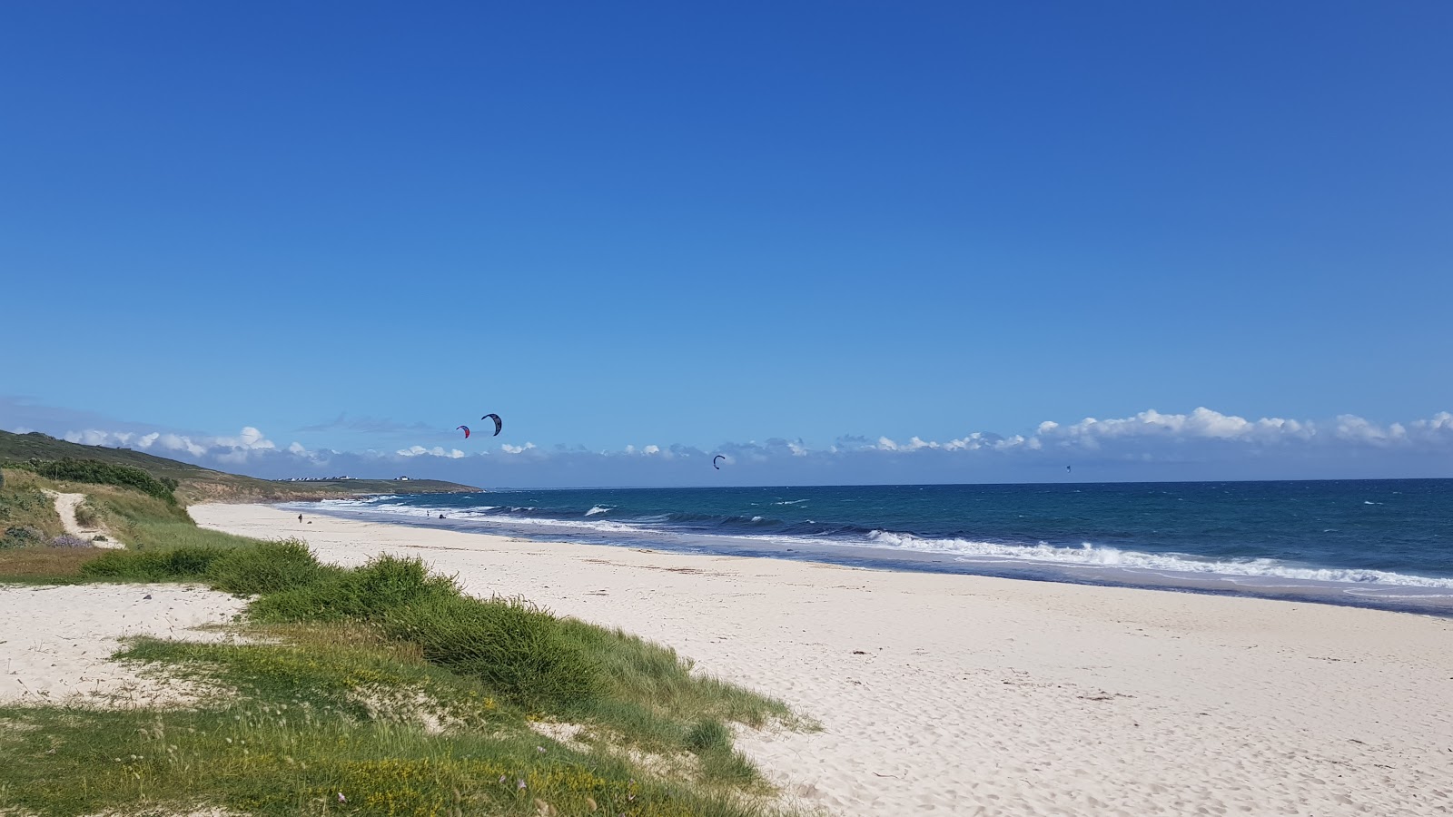 Fotografie cu Plage de Mesperleuc cu o suprafață de nisip strălucitor