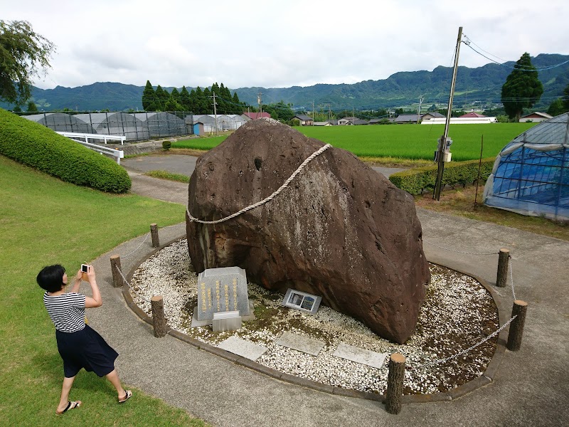 阿蘇大御神御足跡石