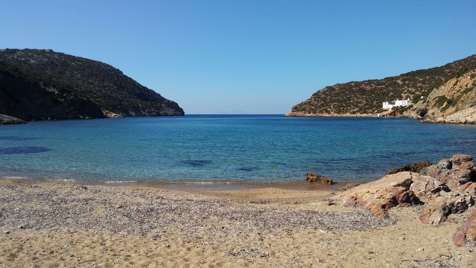 Photo de Paralia Fikiada avec petite baie