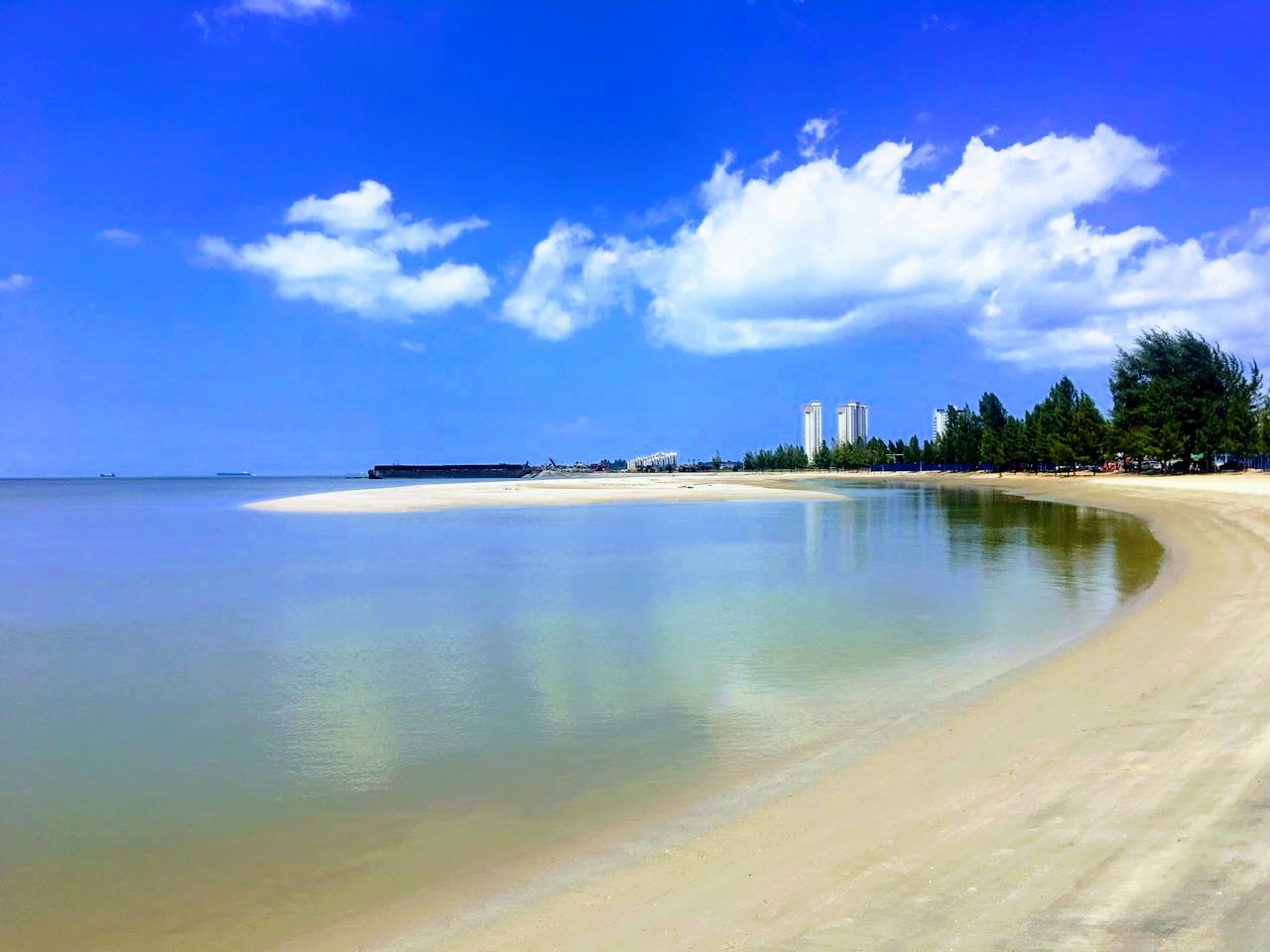 Fotografija Klebang Beach z svetel pesek površino