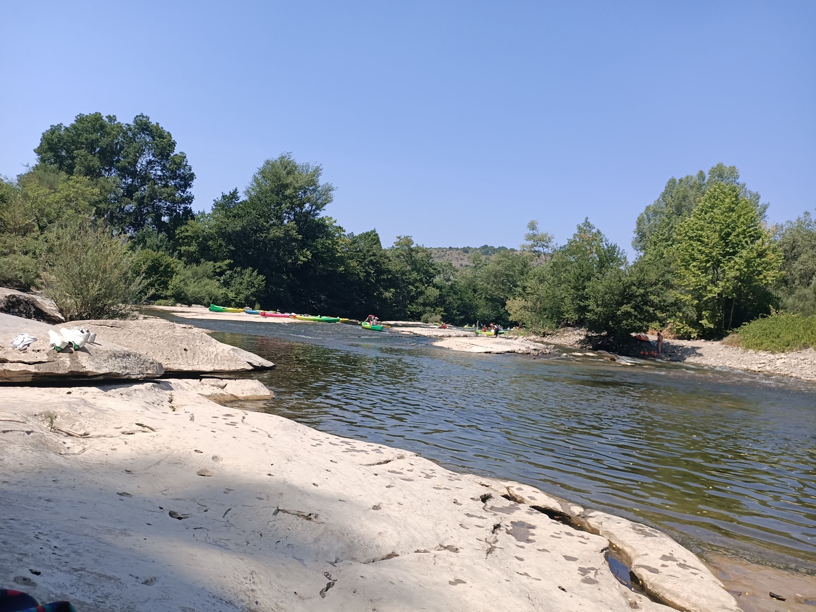 Plage La Padelle'in fotoğrafı dağlarla çevrili