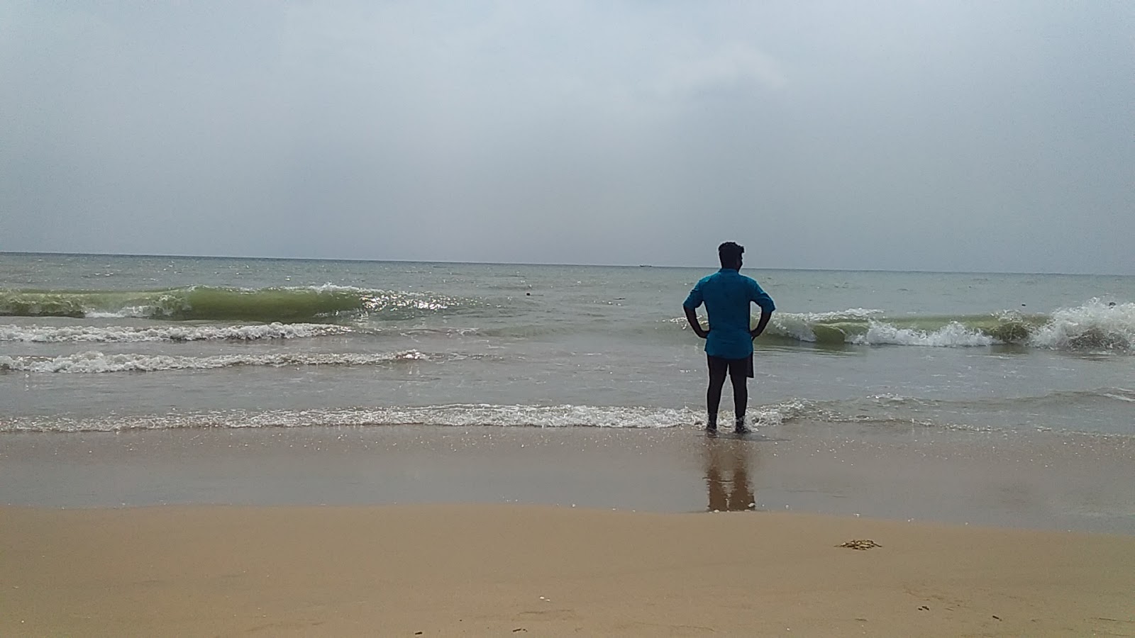Koottappanai Beach的照片 带有碧绿色水表面
