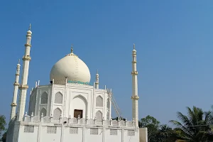 Taj-e-Shoukat Masjid image