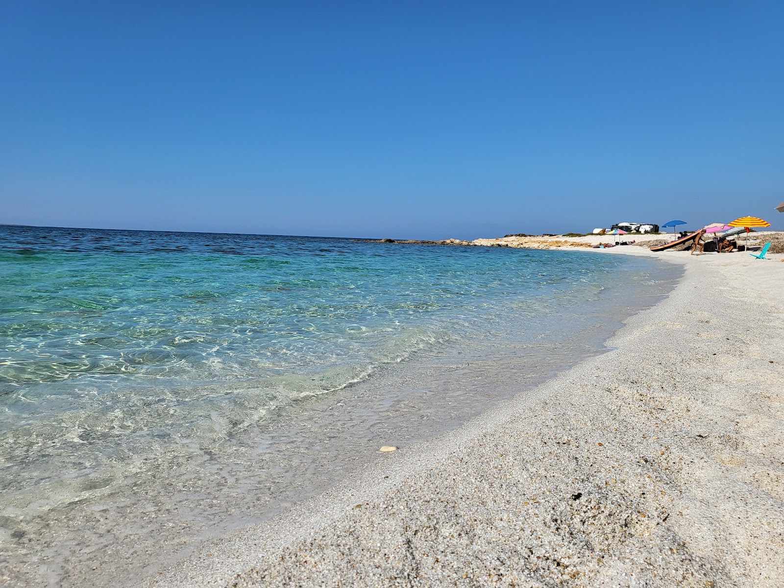 Valokuva Spiaggia Corrighiasista. pinnalla sininen puhdas vesi:n kanssa