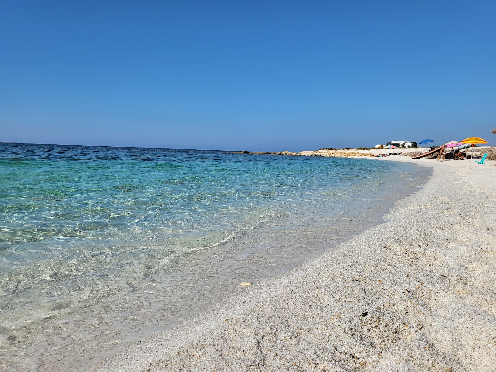 Spiaggia Corrighias'in fotoğrafı geniş bir kıyı şeridi ile birlikte