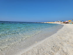 Spiaggia Corrighias'in fotoğrafı geniş bir kıyı şeridi ile birlikte
