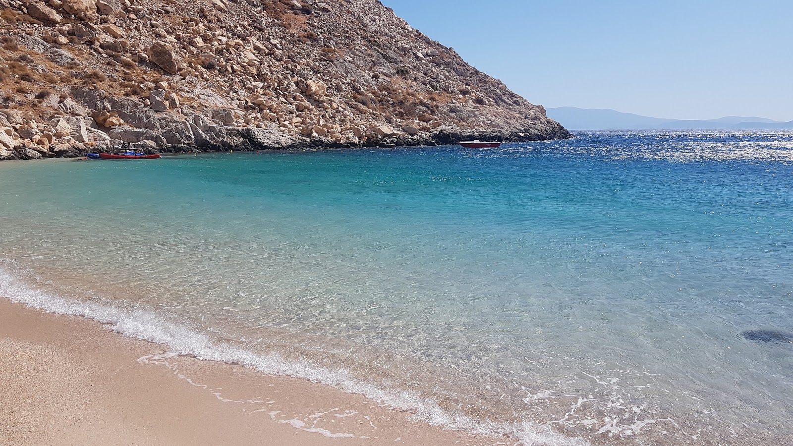 Foto van Glaroi Beach ondersteund door kliffen