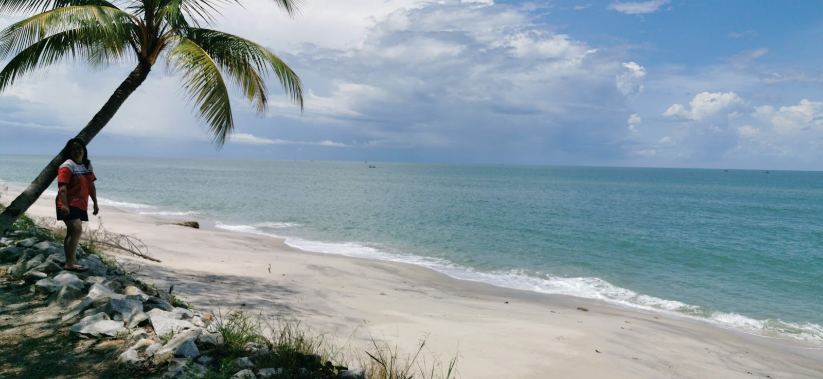 Foto de Pasir Panjang Beach com linha costeira longa e reta