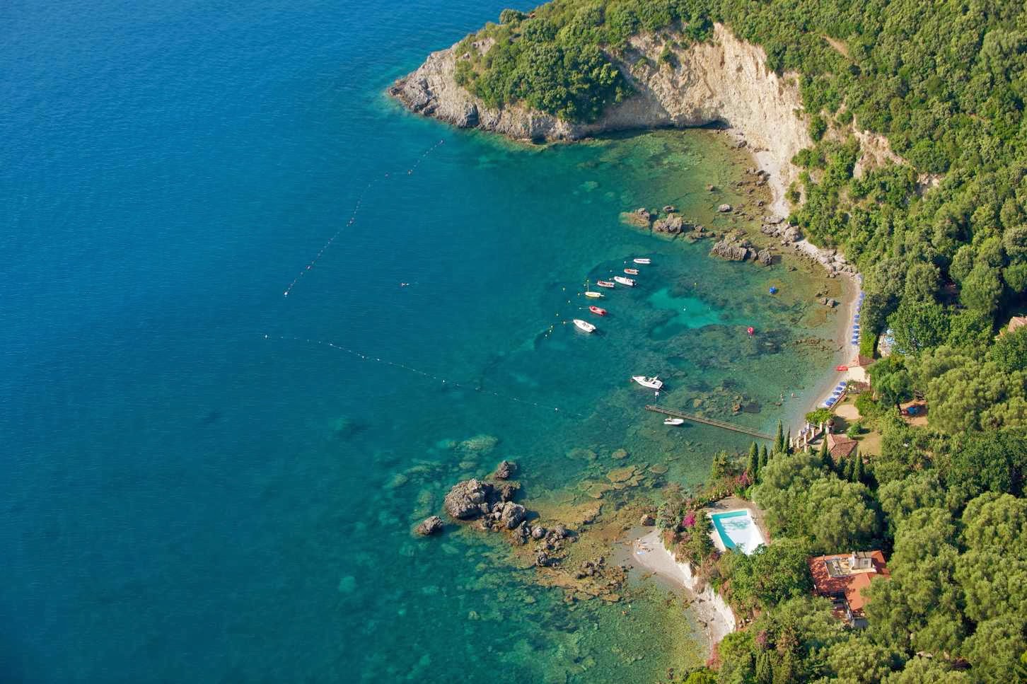 La Francesca resort beach'in fotoğrafı uçurumlarla desteklenmiş