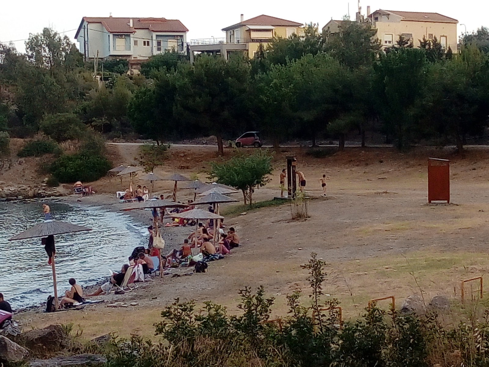 Foto di Soros 3 beach con una superficie del acqua verde chiaro