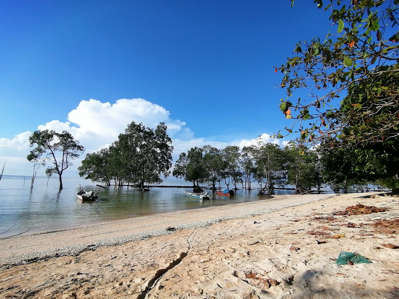 Foto de Terus Rekreasi Beach com praia direta